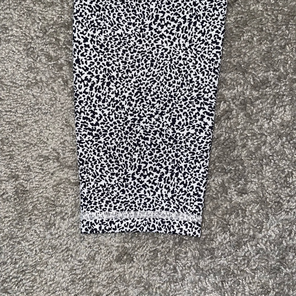Athleta Salutation Stash II Textured Tight - Picture 4 of 5